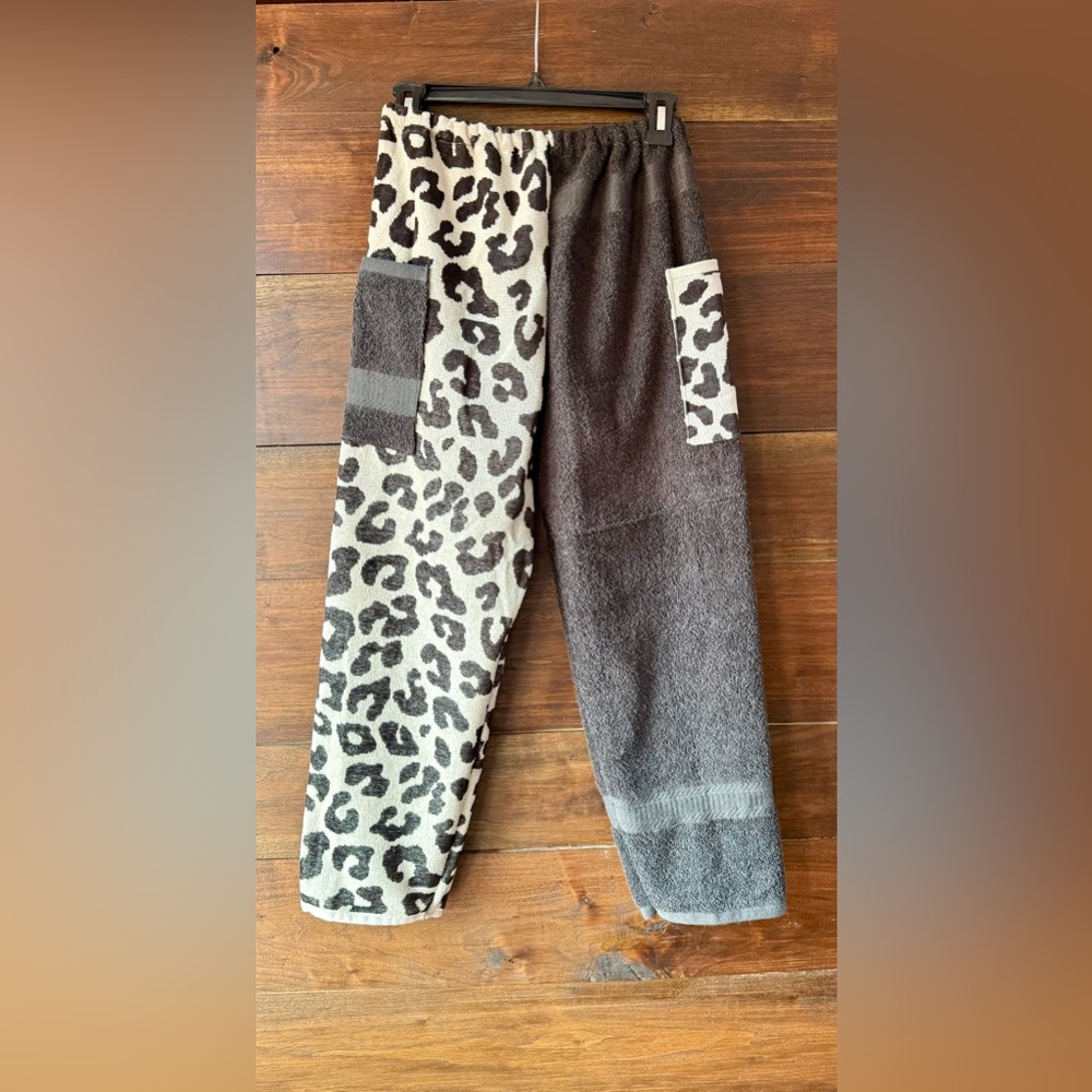 Towel pants cheetah print and black